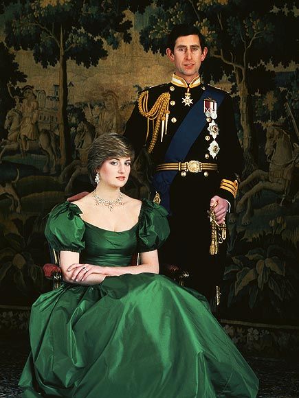 But the couple also adhered to tradition, releasing an official photo featuring Diana in a regal gown and Prince Charles in his naval uniform, befitting his role as the future heir to the British throne. Prințesa Diana, Putri Diana, Prince Charles And Diana, Diana Wedding, Princess Diana Fashion, Princess Diana Family, Princess Diana Photos, Princess Diana Pictures, Princes Diana