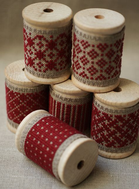 Vintage projects, DIY, Sewing art, Crafts, Vintage inspiration, sewing crafts, Vintage thread spools, up cycle crafts Bobbin Ornaments, Wash Tape, Wooden Spool Crafts, Red Cross Stitch, Spool Crafts, French Ribbon, Wood Spool, Cross Stitch Finishing, Wooden Spools