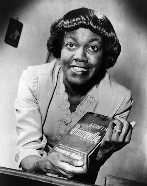 Gwendolyn Brooks poses with her first book of poems, A Street in Bronzeville. Gwendolyn Brooks, African American Poets, African American Writers, Aesthetic Writing, African American History Facts, Black Writers, Book Of Poems, Pulitzer Prize, History People