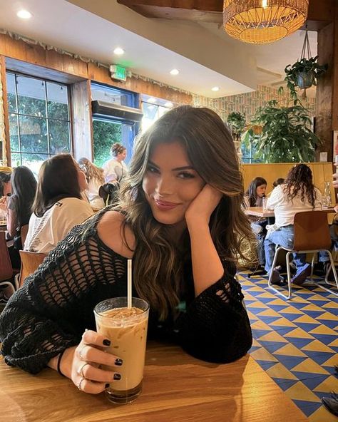 Tanning Instagram Pictures, Couple Poses For Pictures Instagram, Poses For Pics, Beachwood Cafe, Cute Modeling Poses, Steph Bohrer, Art Pictures Ideas, Pose Mode, Cafe Pictures