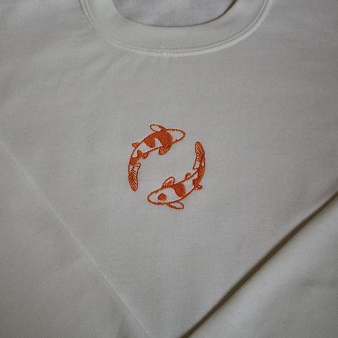 Koi Fish Shirt Design, Small Illustrations Simple, Tshirt With Embroidery, Embroidery Words Shirt, Fish Stitch Embroidery, Embroidery Fish Pattern, Embroidery Animals Simple, Cute Embroidery Tutorial, Koi Fish Embroidery Pattern