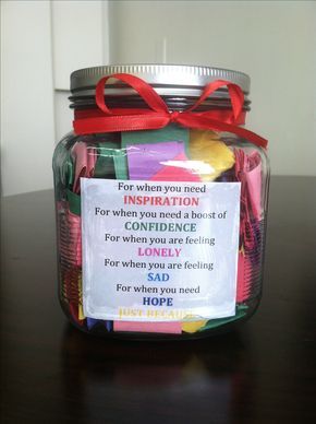 A great gift idea! Get a bunch of quotes and color code them based on what they are about. Mod podge a key on the inside of the mason jar, fold the quotes and put them in. Finally, top it off with a cute ribbon and any other decorations you want :) Your friend is sure to love it!! -DK Joululahjat Diy, 365 Jar, Happy Jar, Kartu Valentine, Creative Diy Gifts, Cadeau Diy, Diy Gifts For Boyfriend, Bff Gifts, Jar Gifts