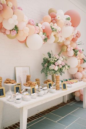 Best Catered Food Ideas, Dessert Graduation Table, Drink Station For Party, Snack Display Ideas Party, 60th Birthday Table Setting Ideas, Pretty Graduation Party, Girly Party Decor, Preppy Graduation Party, Flower Graduation Party