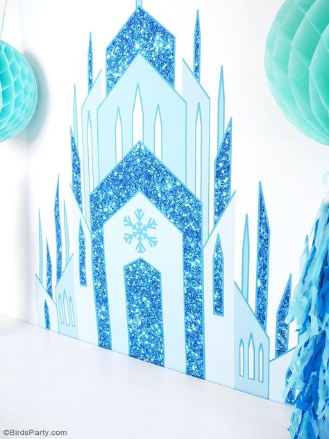 Quick & Easy DIY Frozen Inspired Backdrop - learn to create this stunning, awesome backdrop using printables for your little princesse's birthday party! | BirdsParty.com Diy Frozen Birthday Party Decorations, Diy Frozen Birthday Party, Frozen Photo Booth, Frozen Backdrop, Winter Castle, Frozen Diy, Frozen Birthday Party Decorations, Frozen Bedroom, Frozen Room