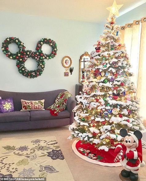 Kelsey Michelle from California went all out with a Disney tree and a giant Mickey wreath ... Disney Christmas Tree Decorations, Disney Christmas Diy, Disney Christmas Crafts, Disney Tree, Mickey Mouse Christmas Tree, Mickey Wreath, Casa Disney, Disney Christmas Decorations, Disneyland Christmas