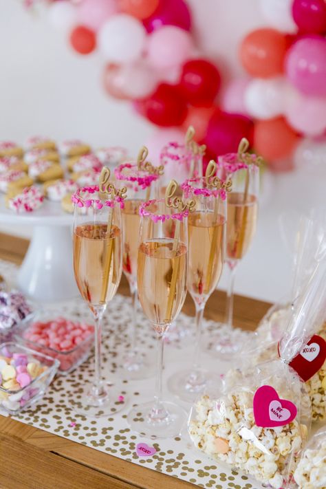 Six Ideas for throwing the Best Valentine’s Day Party – Fashionable Hostess Galentines Day Ideas, Valentines Brunch, Valentines Bricolage, Fashionable Hostess, Valentines Party Decor, Valentinstag Party, Galentines Party, Valentine Party, Valentines Day Food