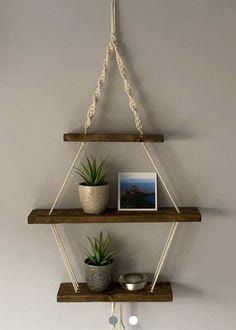 Drátěná Socha, Dekorasi Bohemia, Macrame Hanging Shelf, Macrame Shelf, Macrame Plant Hanger Tutorial, Macrame Plant Hanger Patterns, Hemma Diy, Diy Macrame Plant Hanger, Macrame Wall Hanging Diy