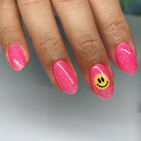 Sparkly pink gel polish with a hand painted smiley face. Dry Russian Manicure. Manicure With Smiley Face, Pink Preppy Smiley Face Nails, Gel Sparkly Nails, Different Hand Nails Ideas, Smiley Nails Pink, Orange Gel Manicure Ideas, Simple Nail Aesthetic, Preppy Smiley Face Nails, Pink Happy Face Nails