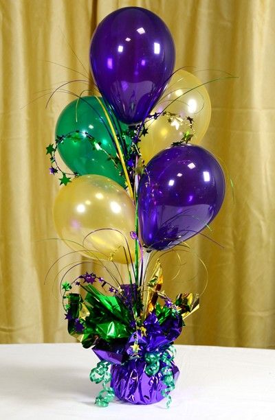 Air-filled Balloon centerpiece TUTORIAL ~ Decorating and using NO HELIUM!  Do this for any holiday or celebration. Reunion Decorations, Mardi Gras Centerpieces, Deco Ballon, Tafel Decor, Mardi Gras Decorations, Festa Party, Mardi Gras Party, Balloon Centerpieces, Masquerade Party