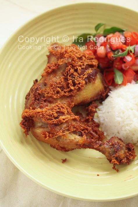 Indonesian fried chicken (Ayam goreng) is certainly a well known chicken dish to all Indonesians and also it phenomenal amongst Ind... Indonesian Cuisine, Ayam Kremes, Chicken Tomato, Tomato Relish, Cookie Business, Ayam Goreng, Fried Chicken Recipes, Lunch Menu, Indonesian Food