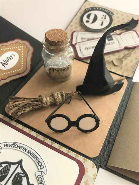 explosion box harry potter #harrypotter #magic #maghi #magia #explosionbox #surprise #gift #hogwarts Harry Potter Box Diy, Harry Potter Gift Ideas Diy, Harry Potter Surprise, Surprise Harry Potter, Harry Potter Gift Basket, Harry Potter Music Box, Harry Potter Box, Harry Potter Presents, Harry Potter Gift Box