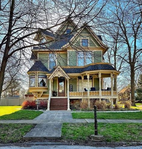 Gothic Victorian House Exterior, Simple Victorian House, Folk Victorian Farmhouse, 1800s House, Painted Lady House, Victorian House Colors, Victorian Country House, Victorian Homes Exterior, I Love Green