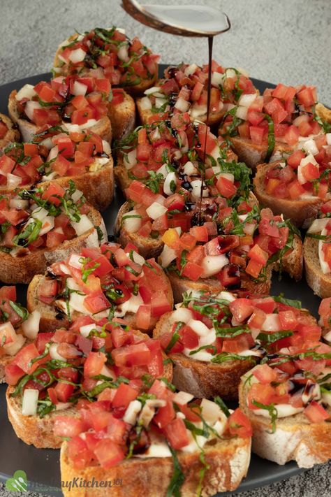 Quick Italian Recipes, Bruschetta Recept, Tomato Bruschetta Recipe, Italian Dinner Party, Tomato Bruschetta, Light Appetizers, Bruschetta Recipe, Italian Recipe, Italian Dinner