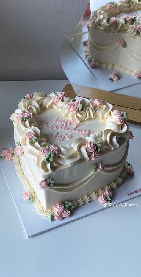 Pastel Pink Cake, Vintage Cake Design, Homemade Cake Ideas, Easy Homemade Cake, 15th Birthday Cakes, 14th Birthday Cakes, 17 Birthday Cake, Vintage Birthday Cakes, Teen Cakes