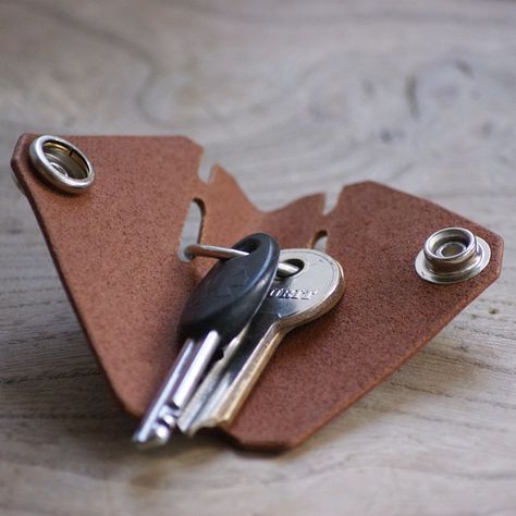 ميدالية مفاتيح, Small Leather Accessories, Diy Leather Projects, Handmade Accessory, Hout Diy, Leather Wallet Pattern, Leather Anniversary Gift, Leather Key Holder, Leather Key Case