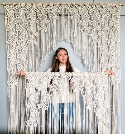 Living Rooms Curtain Ideas, Macrame For Weddings, Macrame Wedding Backdrop Pattern, Large Scale Macrame, Diy Macrame Backdrop, Macrame Shells Tutorial, Macrame Wedding Backdrop Tutorial, Macrame Backdrop Diy, Macrame Curtains Diy