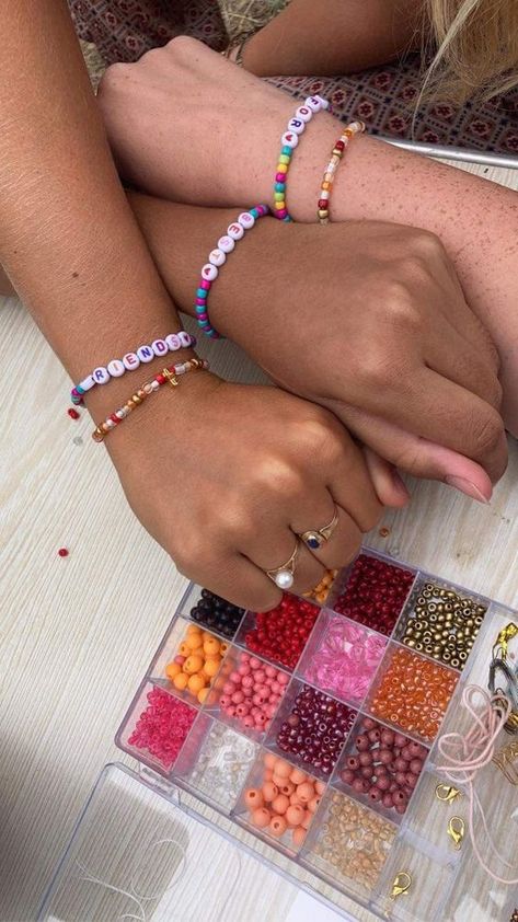 Besties Bracelet Diy, Matching Bracelets Friend Group, Friendship Matching Bracelets, Bff Bracelets Aesthetic, Friends Making Bracelets Aesthetic, Friendship Bracelets Making Aesthetic, Making Bracelets With Friends Aesthetic, Diy Matching Bracelets Best Friends, Sleepover Bracelets