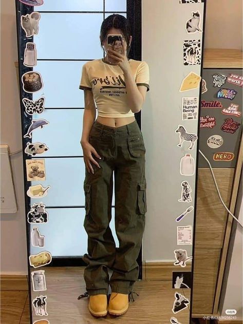 Korean Cargo Pants Outfit, Dark Cargo Pants Outfit, Cargo Pants Outfit Korean, Korean Aesthetic Fashion, Style Green Cargo Pants, Green Cargo Pants Outfit, Like Aesthetic, Cargo Pants Outfits, Khakis Outfit