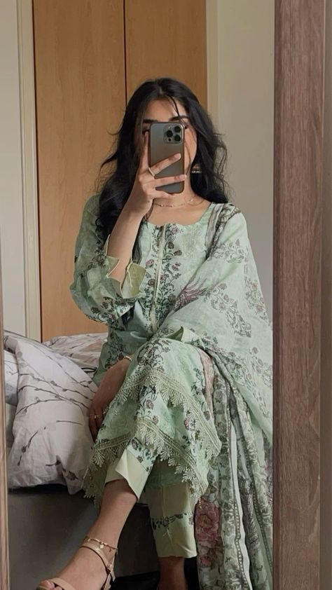 Eid Collection 2024 Pakistani, Desi Pakistani Outfits, Pakistani Aesthetic Outfits, Desi Dresses Casual, Hindi Outfit, Aesthetic Desi Outfits, Casual Desi Outfits, Green Shalwar Kameez, Pakistani Clothes Casual