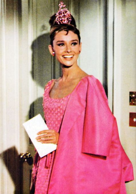 60s Hollywood, Audrey Hepburn Breakfast At Tiffanys, Aubrey Hepburn, Audrey Hepburn Photos, Holly Golightly, Audrey Hepburn Style, Classic Style Outfits, Hepburn Style, Woman Movie