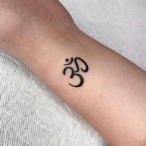 Om Tatoos Design Hand, Minimal Om Tattoo, Spiritual Tattoos Simple, Om Tattoo Simple, Om Minimal Tattoo, Om On Neck Tattoo, Tattoo Aum Om Symbol, Om Tattoo Designs For Women, Om Tatoos Men