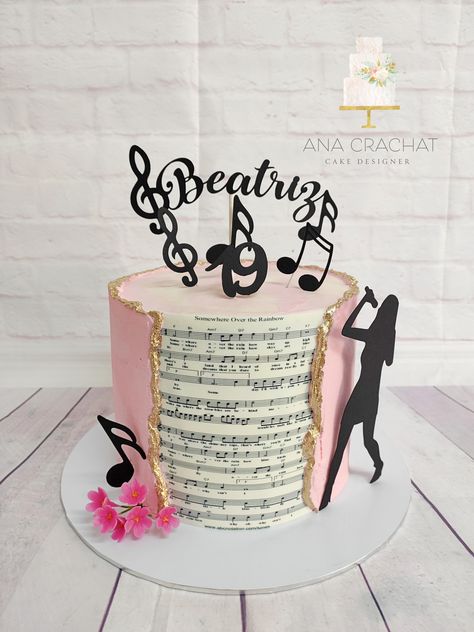 Music Buttercream Cake  Bolo Música Music Themed Cakes For Girls Birthday, Singing Cake Ideas, Music Theme Cake Ideas, Music Cakes Birthday, Singer Birthday Cake, Musical Theme Cake, Karaoke Birthday Cake, Birthday Cake Music Theme, Music Notes Cake