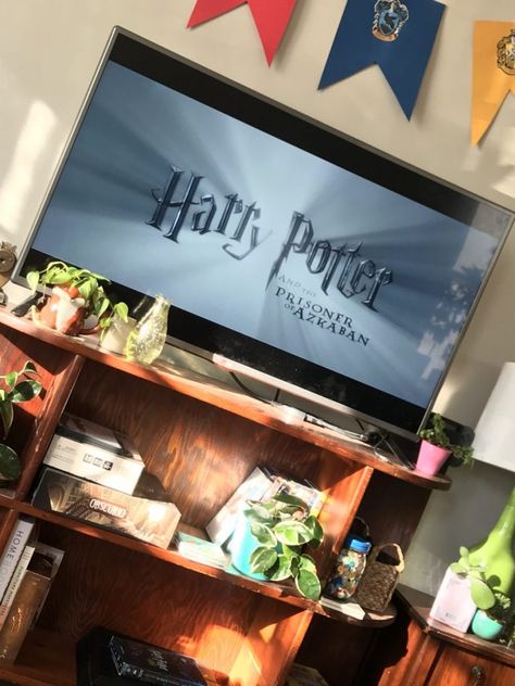 Harry Potter Movie Marathon Weekend Loreto, Watching Harry Potter Aesthetic, Movie Marathon Aesthetic, Harry Potter Watch Party, Harry Potter Netflix, Harry Potter Movie Marathon, Watching Harry Potter, Harry Pitter, Harry Potter Watch