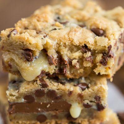 Chocolate Chip Cookie Gooey Bars @keyingredient #easy #chocolate Cake Pops, Chocolate Chip Ooey Gooey Bars, Ooey Gooey Chocolate Chip Bars, Chocolate Chip Gooey Butter Cake, Ooey Gooey Bars, Cookie Bars Easy, Gooey Bars, Gooey Chocolate Chip Cookies, Crazy For Crust