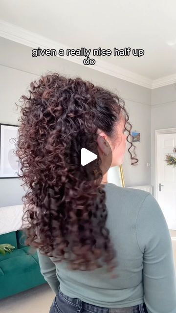 Sophie Marie on Instagram: "Quick & easy half updo for curly hair ⏰   If you don’t like the parted lines you often get with a half up-do this is a great lil hack! The 3 mini claw clips spaced as you see, give the perfect distribution on that top layer!   I ❤️ being able to have my curls down but pinned out the way without over stretching them. This one of the quickest hairstyles I go-to regularly.   Products used: @bootsuk Mini claw clips   🏷️send to a curlfriend who would love this hairstyle 😍   #curlyhairstyle #curlyhair #hairstyle #halfupdo #easyhairstyle" Natural Clip Hairstyles, Coupe, Half Curly Updo, Diy Updo For Medium Hair, Half Updo Curly Hairstyles, Easy Wedding Hairstyles Curly Hair, Ways To Style Medium Length Curly Hair, Hairstyle Tutorials For Curly Hair, Updo Long Curly Hair