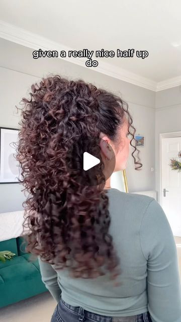 Sophie Marie on Instagram: "Quick & easy half updo for curly hair ⏰   If you don’t like the parted lines you often get with a half up-do this is a great lil hack! The 3 mini claw clips spaced as you see, give the perfect distribution on that top layer!   I ❤️ being able to have my curls down but pinned out the way without over stretching them. This one of the quickest hairstyles I go-to regularly.   Products used: @bootsuk Mini claw clips   🏷️send to a curlfriend who would love this hairstyle 😍   #curlyhairstyle #curlyhair #hairstyle #halfupdo #easyhairstyle" Coupe, Natural Clip Hairstyles, Easy Wedding Hairstyles Curly Hair, Easy Half Up Hairstyles For Curly Hair, Curly Daily Hairstyles, Half Curly Updo, Curly Hair With Bow In Back, Nice Hairstyles For Curly Hair, Hairstyle Tutorials For Curly Hair