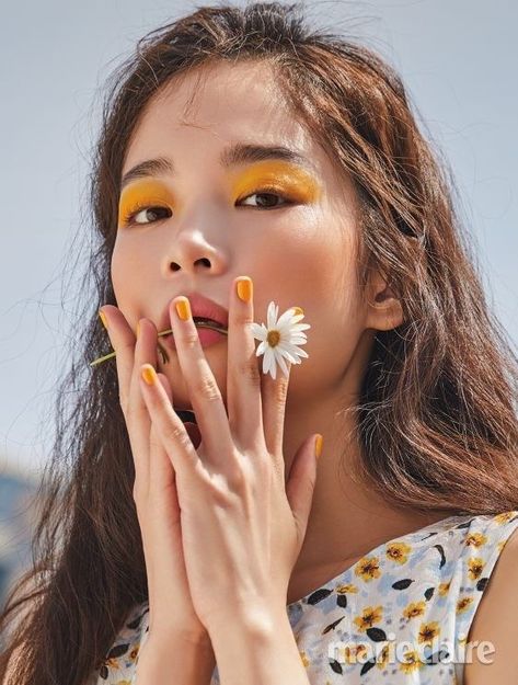 Flower In Mouth, Make Up Color, Flower Photoshoot, Photoshoot Idea, Fotografi Editorial, Beauty Shoot, Editorial Makeup, Creative Portraits, Foto Inspiration