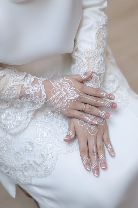 Inai Tunang Simple, Inai Nikah, Inai Tangan, Henna Pengantin, Wattpad Vibes, Glitter Henna, Wedding Henna Designs, Inai Pengantin, Henna Style Tattoos