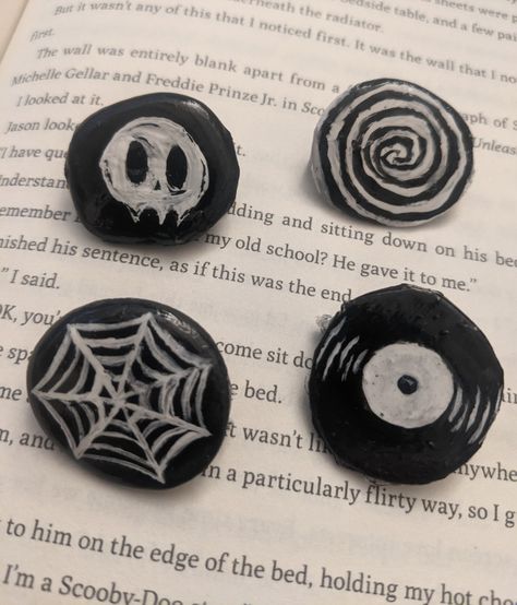 Diy Pins Aesthetic, Cool Pins For Backpacks Diy, Grunge Room Decor Diy Wall Art, Painted Bottle Cap Pins, Cute Diy Pins, Grunge Ideas Diy, Grunge Decor Diy, Pins And Badges, Diy Keychain For Men