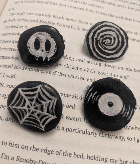 Cool Pins For Backpacks Diy, Diy Pins Aesthetic, Painted Bottle Cap Pins, Cute Diy Pins, Grunge Ideas Diy, Grunge Decor Diy, Pins And Badges, Diy Keychain For Men, Creepy Crafts Diy