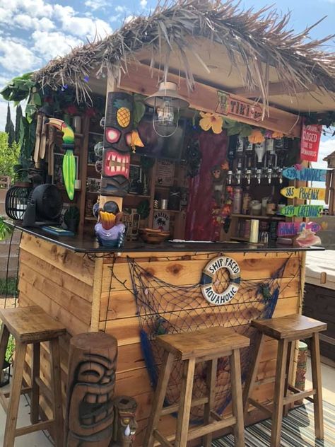 Tropical Bar Design Outdoor Spaces, Outdoor Bar Out Of Pallets, Tiki House Exterior, Tiki Lounge Backyard, Margaritaville Bar Ideas, Hawaii Bar Ideas, Tiki Bar Countertop Ideas, Beach Theme Bar Ideas, Garden Tiki Bar Ideas