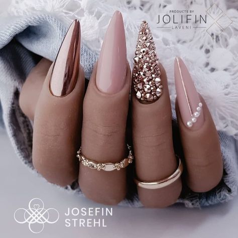 30 Stiletto Nail Designs on Black Women That Are Stunning! - Coils and Glory Ongles Beiges, Mauve Nails, Gold Nail Designs, Nagellack Trends, Stiletto Nails Designs, Dope Nail Designs, Rose Gold Nails, Nails Diy, Glam Nails