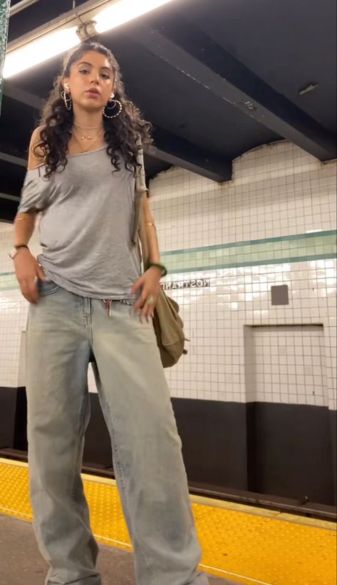 baggy jeans inspo, streetwear, grunge outfit inspo, 2023 outfit 90 Baggy Jeans Outfit, Streetwear Inspo Girl, Spring Baggy Outfits, Baggy Gray Jeans Outfit, Cut Neckline Sweatshirt Outfit, Baggy Going Out Outfit, Baggy Jeans Small Top Outfit, Baggy Club Outfits, Yk2 Style Outfits Women