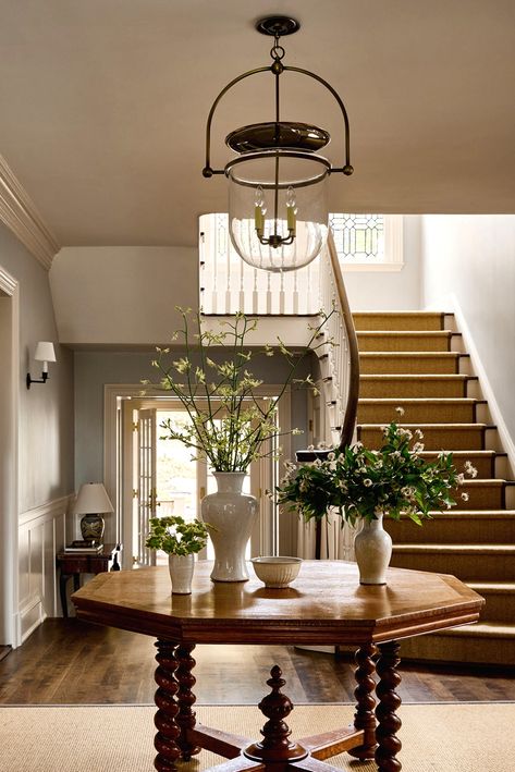 Lovely colonial residence in upstate New York East Coast Colonial House Interior, Center Colonial House, Modern Colonial Home Office, Colonial Entryway Ideas, Modern Colonial Farmhouse Interior, Colonial American Decor, Classic Colonial Homes Interiors, 1920s Colonial House Interior Design, Colonial Great Room