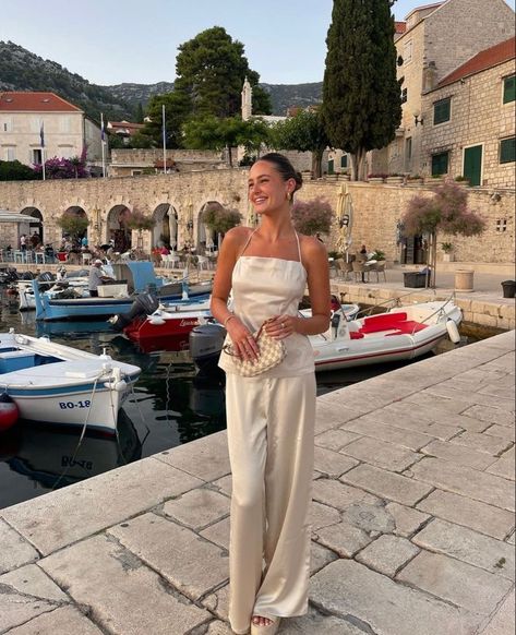 Greece Vacation Outfit, Europe Fits, Summer Fits Aesthetic, Cannes 2024, European Summer Aesthetic, Italian Summer Outfits, Greece Outfit, France Outfits, Asia Trip