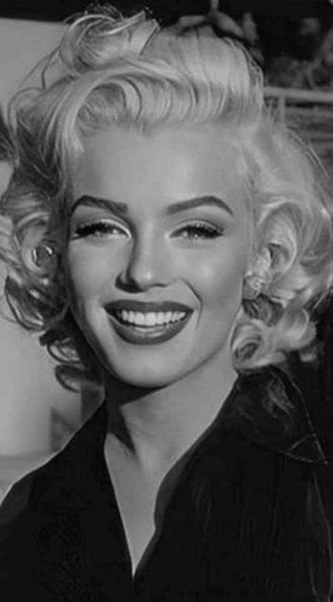 "A girl doesn't need anyone who doesn't need her."-Marilyn Monroe Marilyn Monroe Quotes, Marilyn Monroe Photography, Estilo Marilyn Monroe, Marilyn Monroe Portrait, Marilyn Monroe Fashion, Marilyn Monroe Art, Marilyn Monroe Photos, Marylin Monroe, Celebrity Portraits