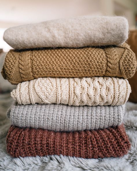 Styling Fall Sweaters, Cozy Winter Sweaters, Fashion Trends 2023 Fall Winter Casual, Fall Oversized Sweater Outfits, How To Wear Oversized Sweaters, How To Style Sweater, Cozy Knitting Aesthetic, Fall Sweaters Aesthetic, Oversized Knit Sweater Outfit