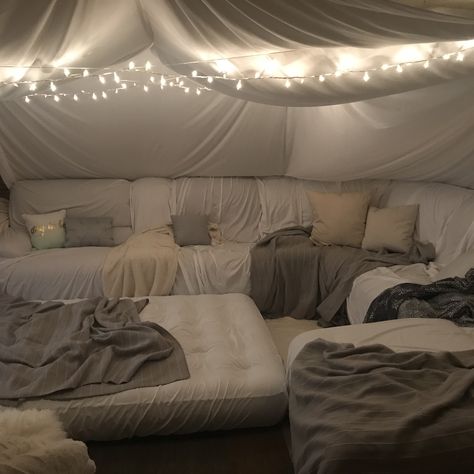 Sleep Over Rooms, Cute Sleepover Room Ideas, Big Blanket Fort Ideas, Sleep Over Beds, Basement Sleepover Setup, Tent Camping Set Up Ideas Aesthetic, Sleepover Bed Setup, Pillow Fort Ideas Sleepover, Sleepover Living Room