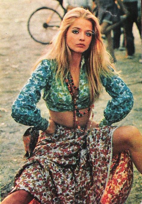 hippie hairstyles for long hair vintage hipiie Hippie Style 70s, Woodstock Fashion, 60s Fashion Hippie, Mode Disco, 1969 Woodstock, 70s Fashion Hippie, 70s Mode, Look Hippie Chic, Fashion 60s