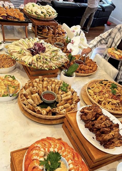 Wedding Food Presentation, Vietnamese Food Catering, Asian Buffet Party, Asian Wedding Buffet, Asian Food Wedding Buffet, Filipino Food Presentation Ideas, Filipino Wedding Reception Food, Chinese Food Buffet Party, Filipino Buffet Table Set Up At Home