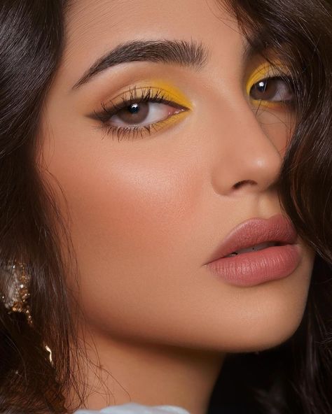 Daytime To Nighttime Makeup, Mustard Makeup Look, Yellow Inspired Makeup, Yellow Outfit Makeup Ideas, Pale Yellow Makeup, Modern Eye Makeup, Yellow Makeup Looks Simple, Yellow And Green Eyeshadow Looks, Orange Prom Makeup Looks