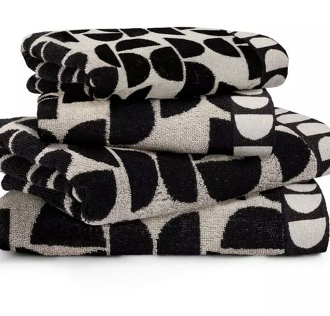 Black And Cream Bathroom, Black And White Powder Room, Black And White Towels, White Bathroom Accessories, White Bath Towels, Towel Fabric, Fluffy Towels, Black Towels, Hand Towels Bathroom