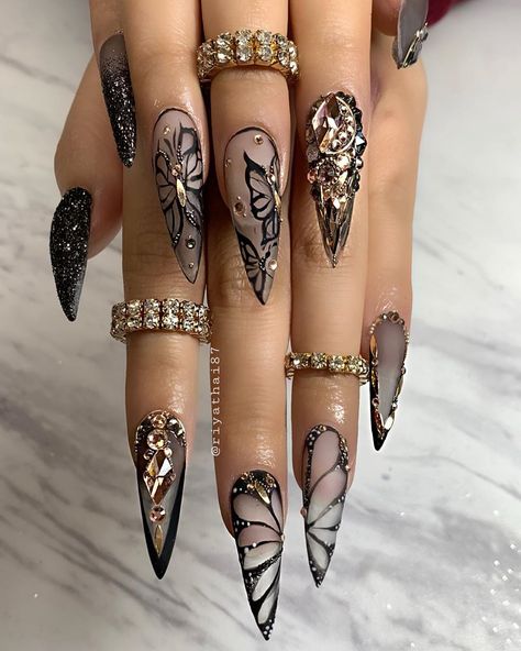 Elegant Black Nail Designs, Black Nail Art Elegant, Luxury Nails Design, Black Bling Nails, Nail Art Long Nails, Indian Nails, Blackest Black, Stiletto Nail Art, Black Nail Art