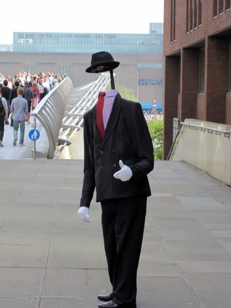 "Headless man" near Tate Modern...London. Never know WHAT you are going to run into near that area! Headless Man, Diy Halloween Masks, Lightning Powers, Tate Modern London, Man In Suit, Halloween Parejas, Earth Powers, Invisible Man, Fire Powers