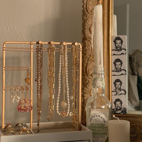 Necklace Storage Aesthetic, Room Decor Jewelry, Necklace Stand Aesthetic, Standing Jewelry Organizer, Jewlwey Organizer Aesthetic, Jewelry Vanity Aesthetic, Earring Organizer Aesthetic, Accesories Organisation Aesthetic, Cute Jewelry Display