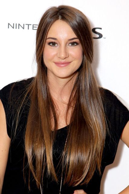 You Have To See Shailene Woodley's Beauty Evolution #refinery29  http://www.refinery29.com/2016/11/129495/shailene-woodley-hair-makeup-over-the-years#slide-10  Pale pink lipstick shades often come off looking either too chalky or too frosty. This complexion-flattering shade is the perfect pick to accentuate Woodley’s healthy glow.... Shailene Woodley Hair, Shailene Woodley Style, Pale Pink Lipstick, Pink Lipstick Shades, Beauty Transformation, Brunette Actresses, Mac Studio Fix, Mac Studio, Studio Fix